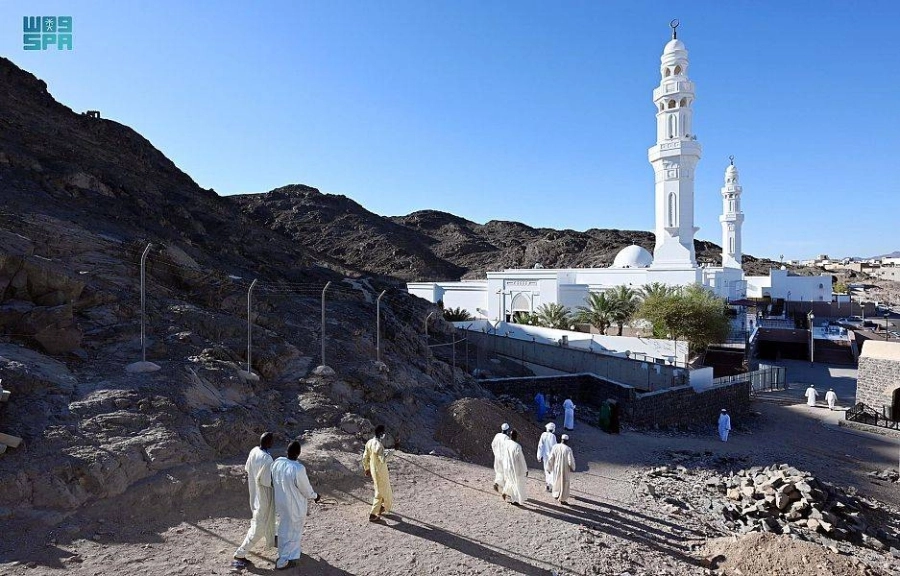 






أحد المساجد السبعة في المدينة                                 (مكة)