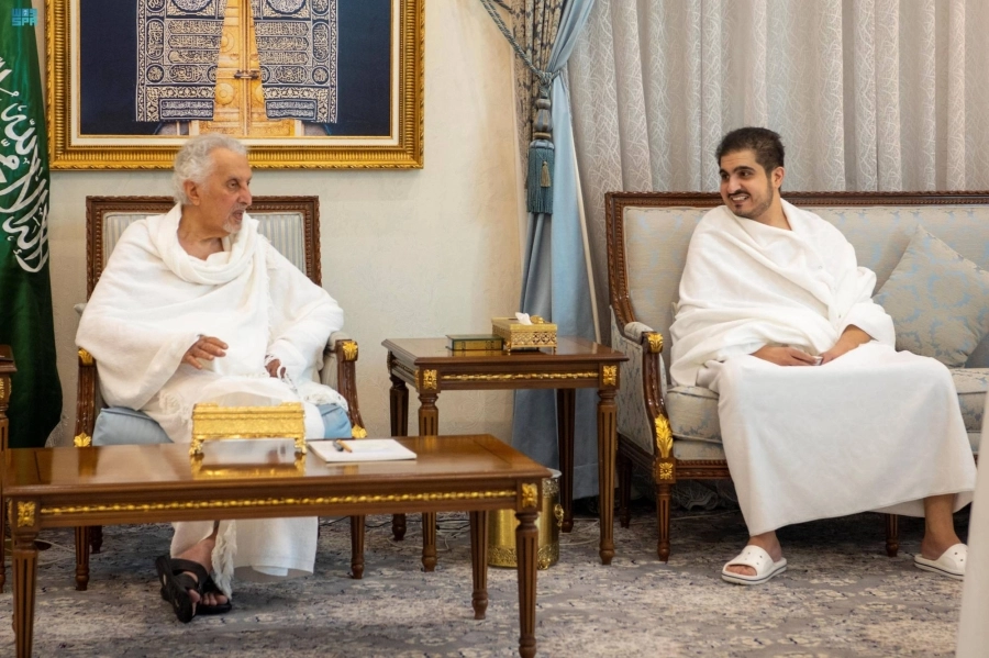 أمير مكة ونائبه لدى وصولهما مشعر منى 