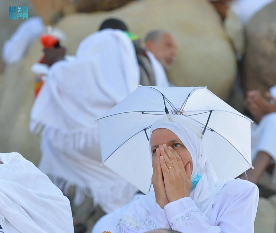 حجاج على جبل عرفات                 (واس)