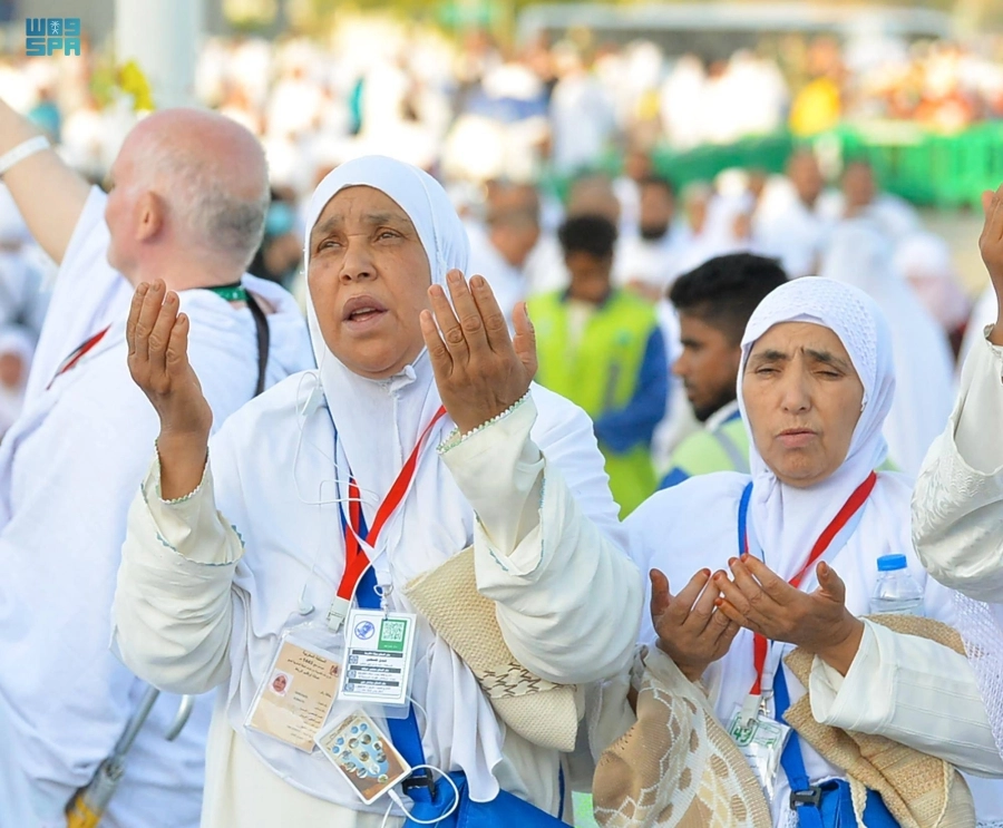 حجاج على جبل عرفات                 (واس)