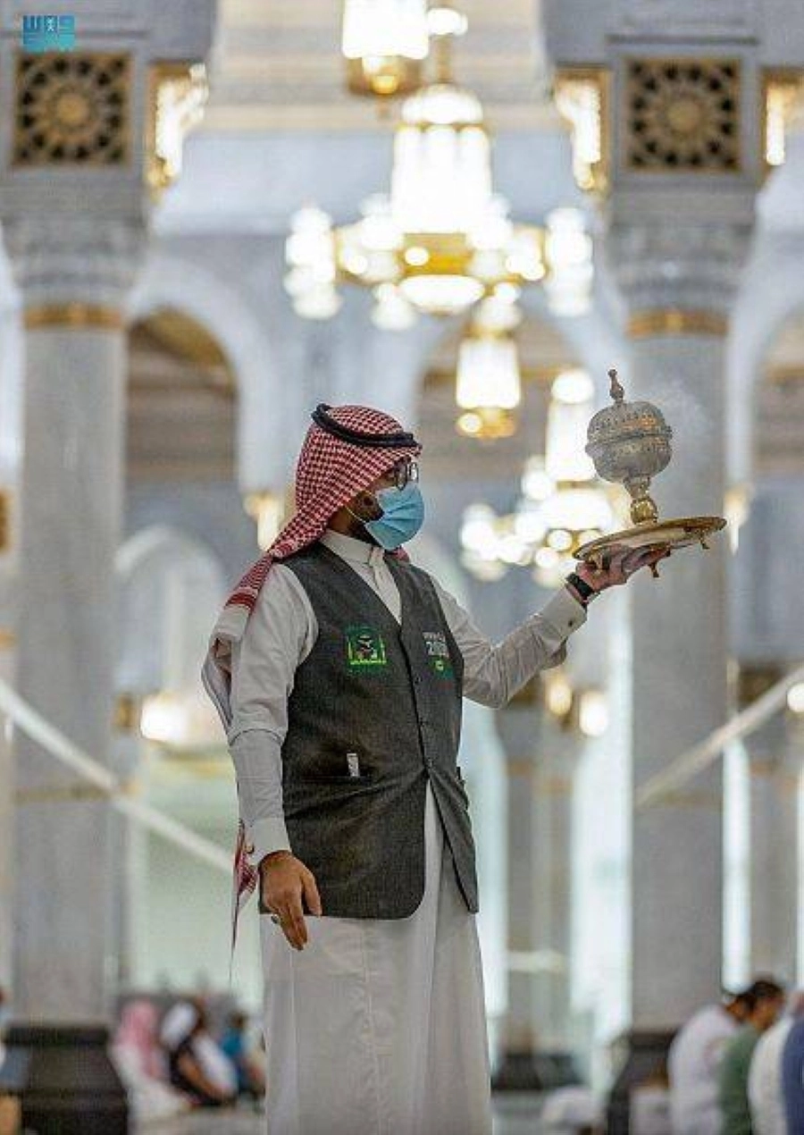 



البخور في المسجد الحرام                     (واس)