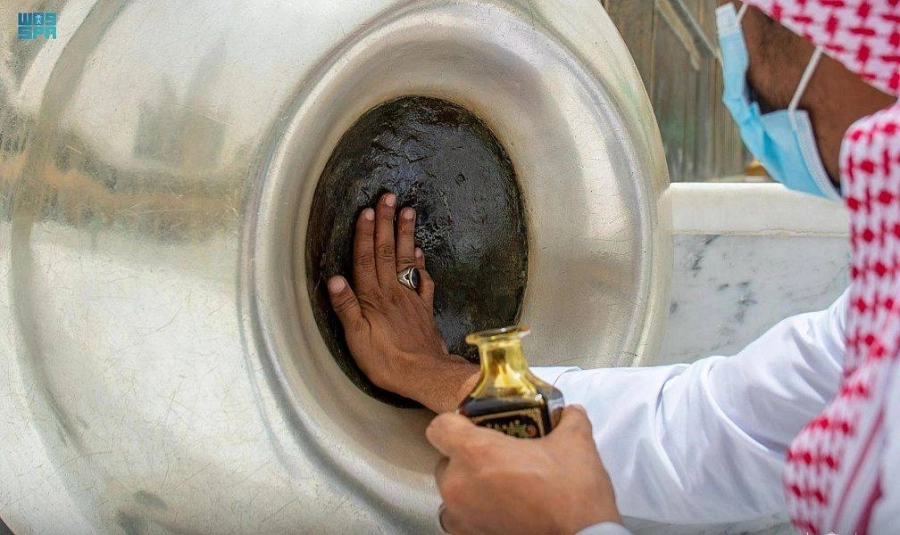 



تطييب الحجر الأسود