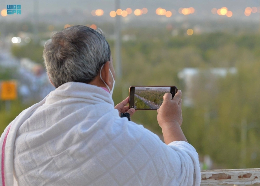 






حاج ينقل أحداث رحلته إلى ذويه                    (مكة)