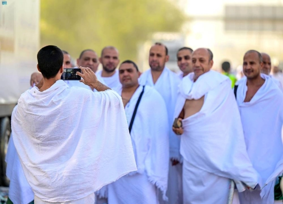 حاج يتلقط صور جماعية لزملاءه (واس)