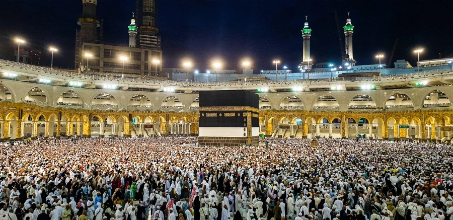 






الحجاج المتعجلون يؤدون طواف الوداع                                                      (أنس الحارثي)