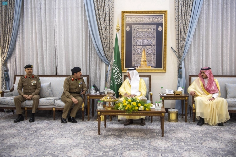 






خالد الفيصل لدى استقباله عددا من المسؤولين                                         (مكة)