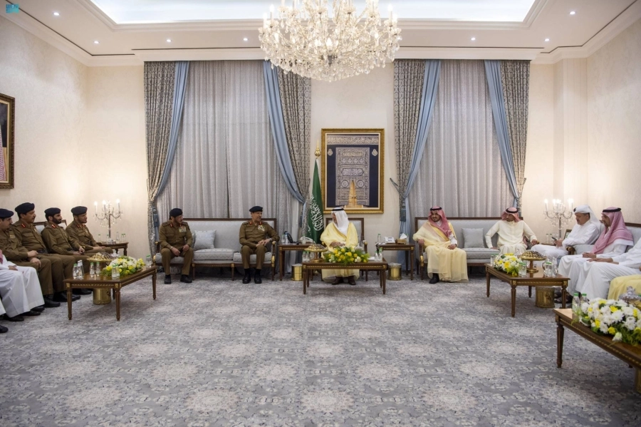 خالد الفيصل لدى استقباله عدد من المسؤولين (مكة) 