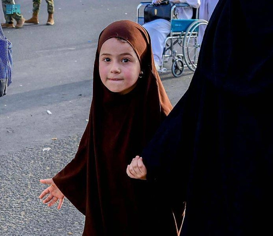 طفلة صغيرة بين حجاج بيت الله