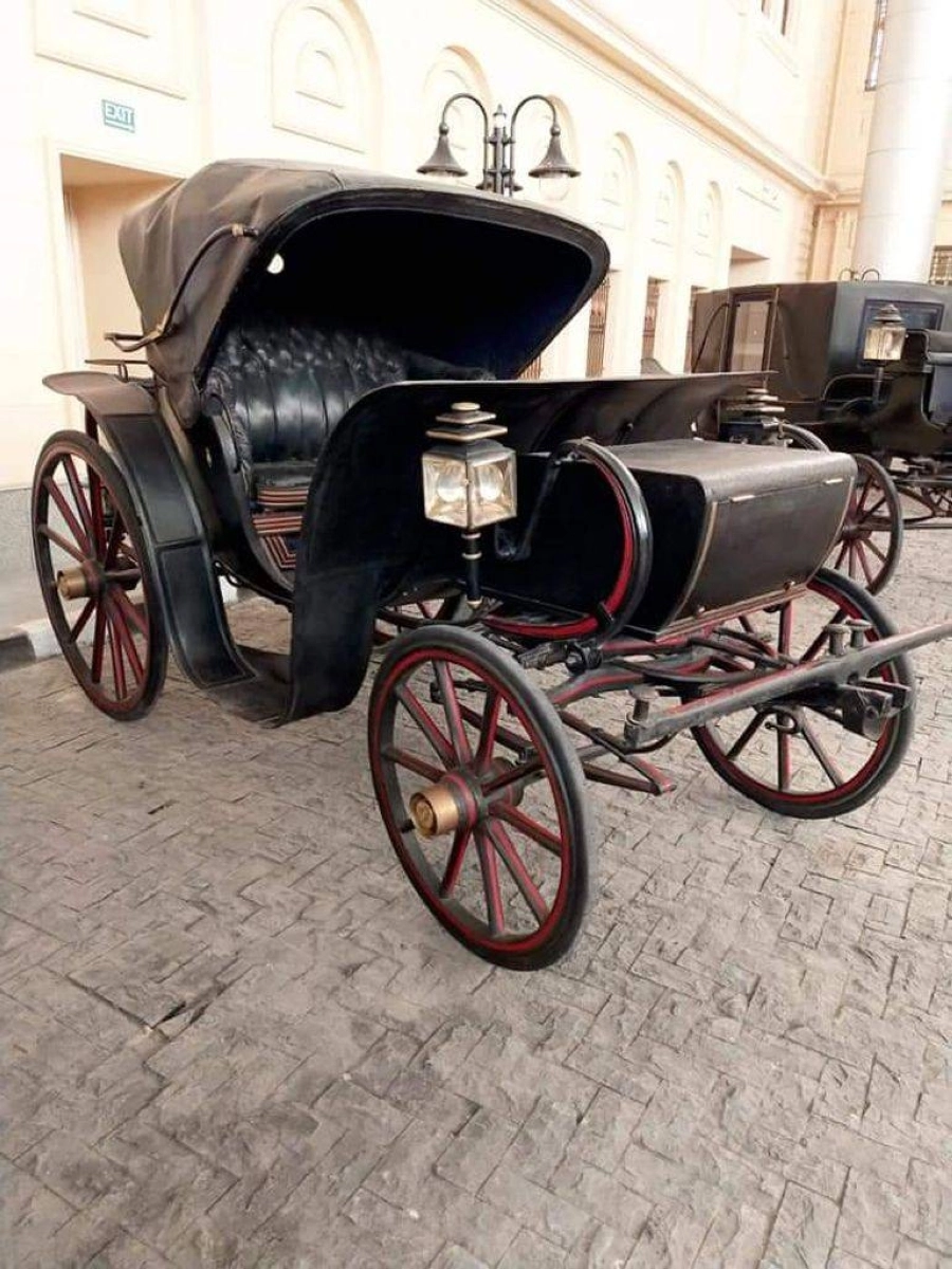 



العربة الملكية التي استخدمت في نقل الكسوة                 (مكة)