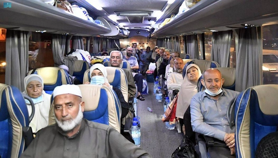 






حجاج في طريقهم للمدينة المنورة            (مكة)