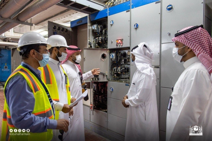 






فرق الصيانة بالحرم المكي تتابع بشكل مستمر                 (مكة)