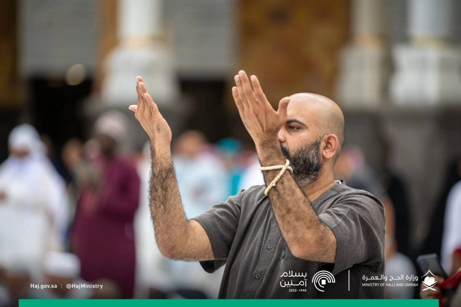 حجاج يبتهلون للمولى عز وجل بعد إكمال النسك                                                         (مكة)