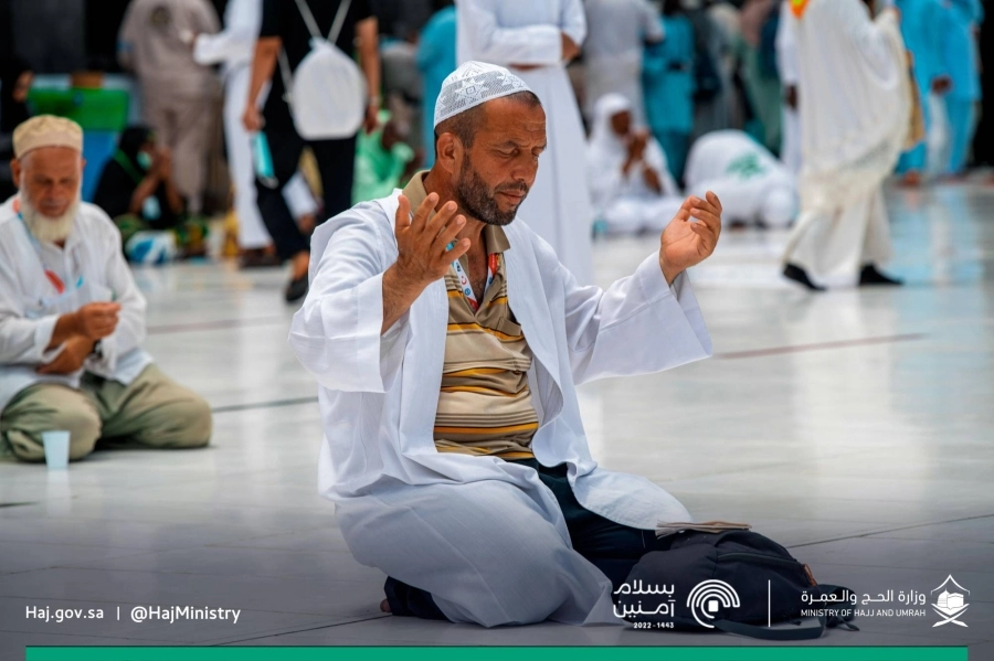 حجاج يبتهلون للمولى عز وجل بعد إكمال النسك                                                         (مكة)