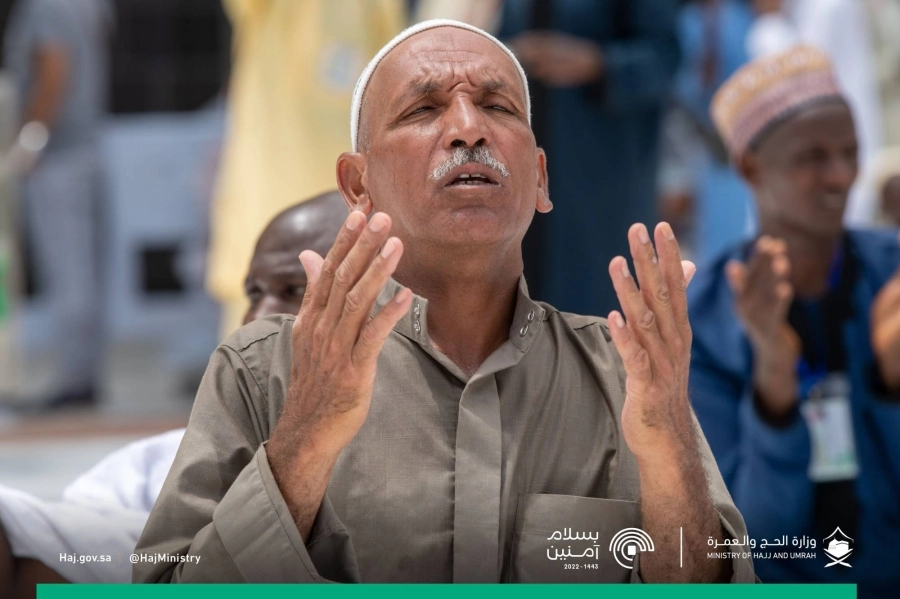 حجاج يبتهلون للمولى عز وجل بعد إكمال النسك                                                         (مكة)