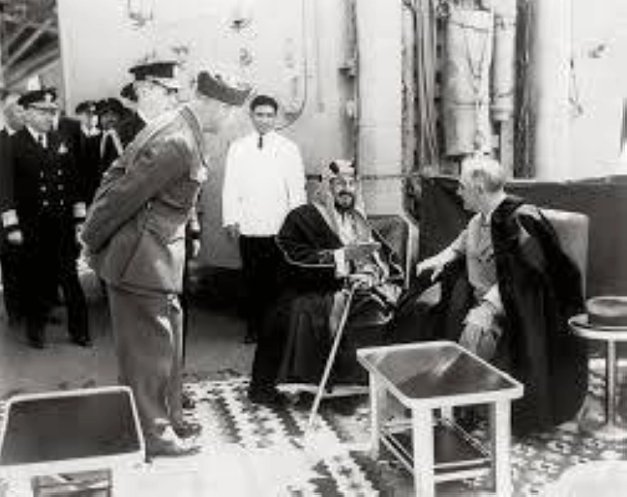 






الملك عبدالعزيز وروزفلت على متن الطراد