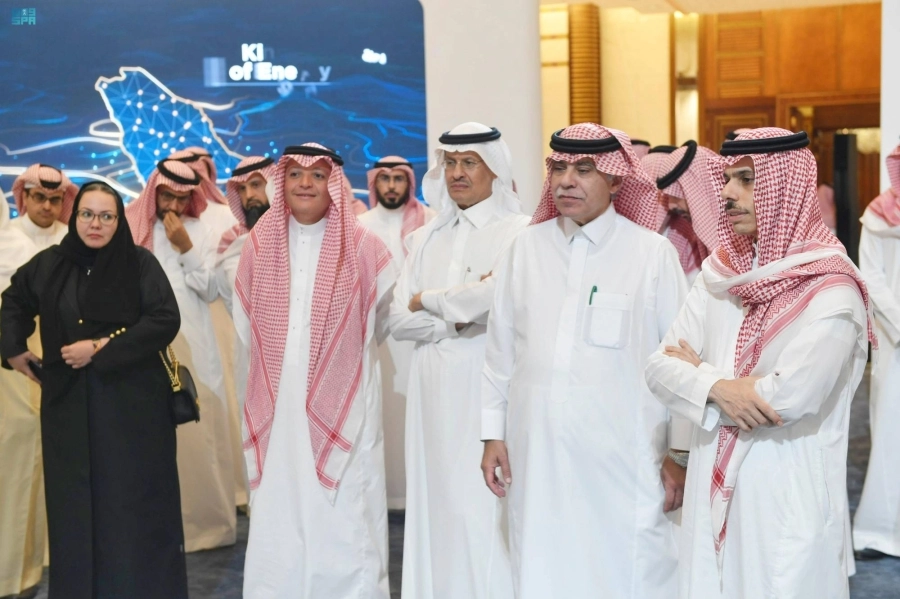 






عبدالعزيز بن سلمان خلال زيارته للمعرض                         (واس)