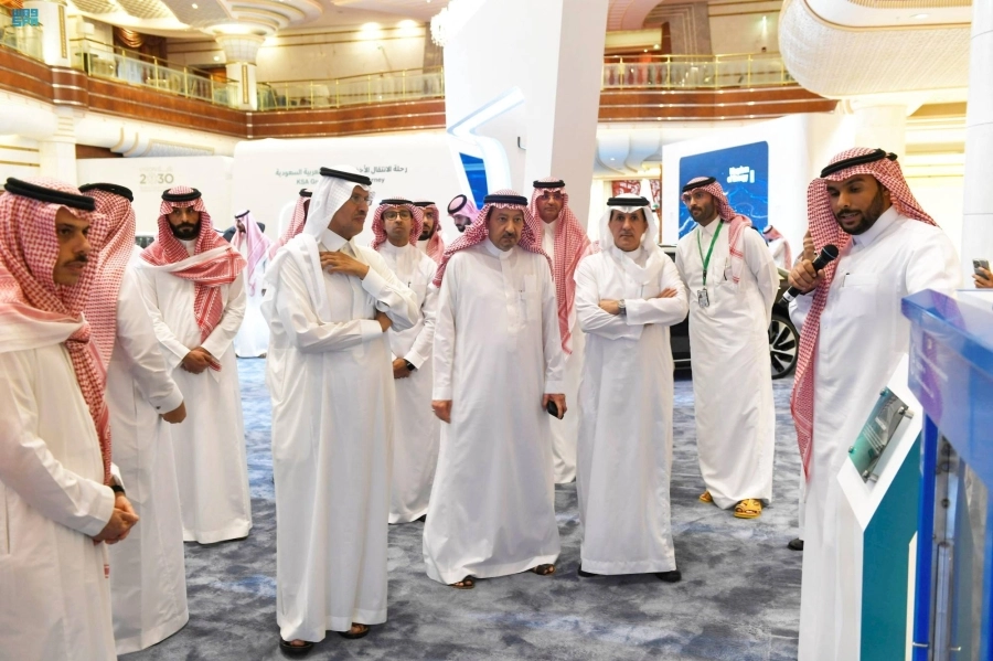 عبدالعزيز بن سلمان خلال زيارته للمعرض (واس) 