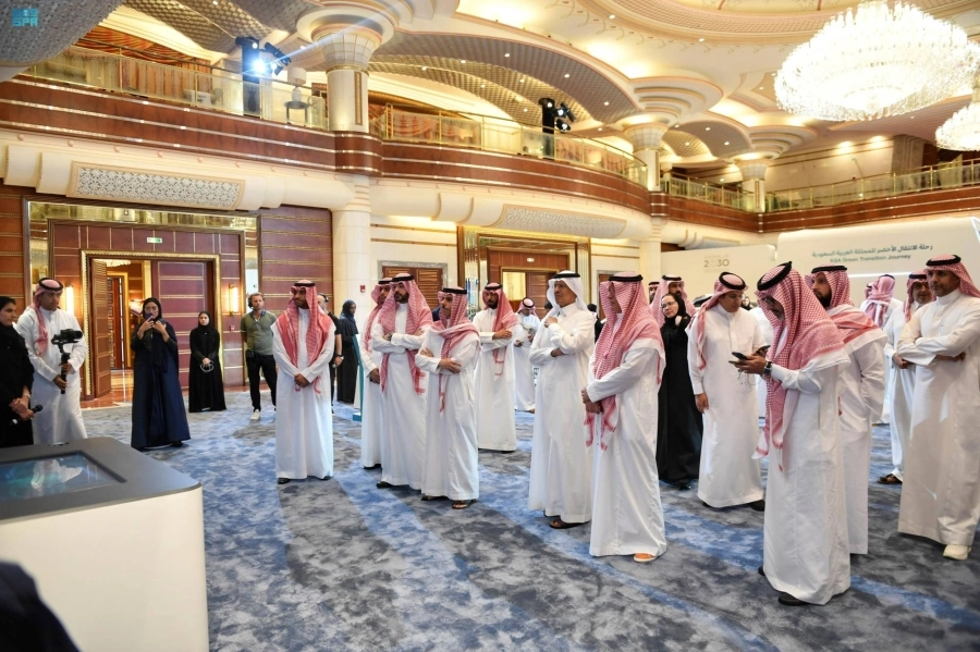 عبدالعزيز بن سلمان خلال زيارته للمعرض (واس)