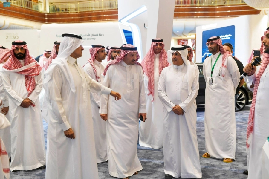 عبدالعزيز بن سلمان خلال زيارته للمعرض (واس) 