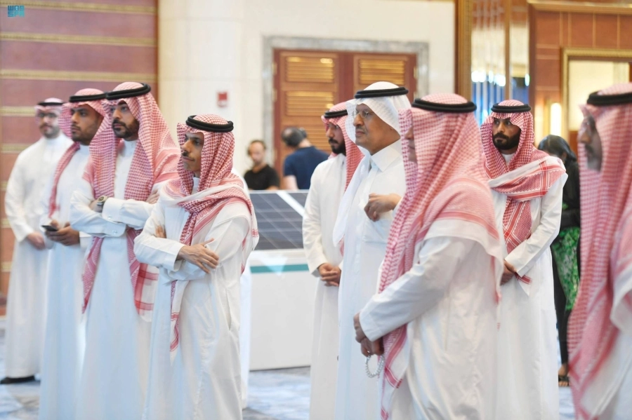 عبدالعزيز بن سلمان خلال زيارته للمعرض (واس)