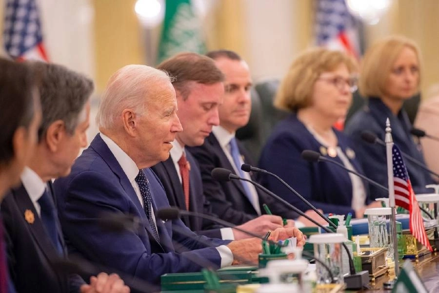 






الرئيس الأمريكي وفريقه خلال الاجتماع الموسع            (واس)