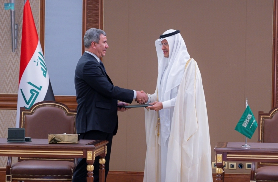 






الوزيران السعودي والعراقي بعد توقيع المحضر التنفيذي