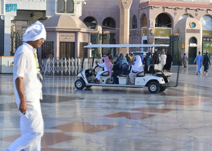 زائرون يتنقلون بعربات القولف (مكة) 