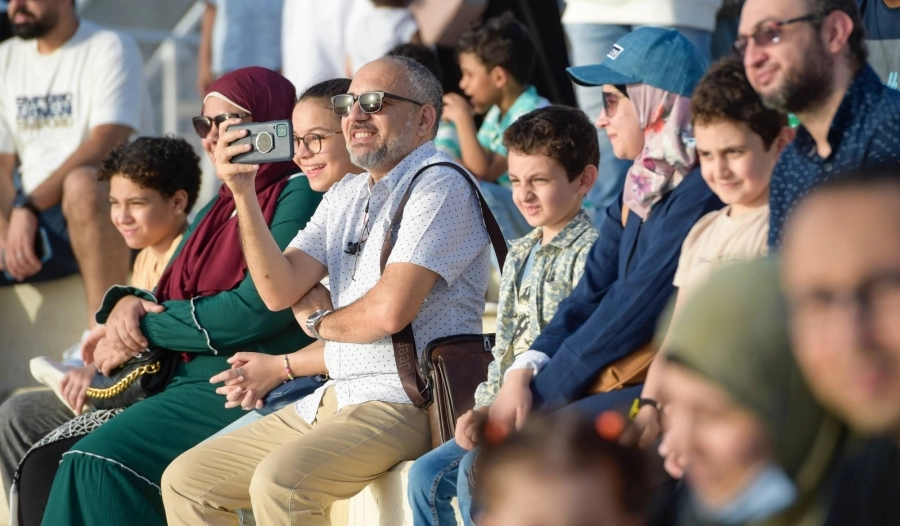 عائلات تشارك في الفعاليات المنوعة بأحد الأماكن السياحية بجدة. (مكة)
