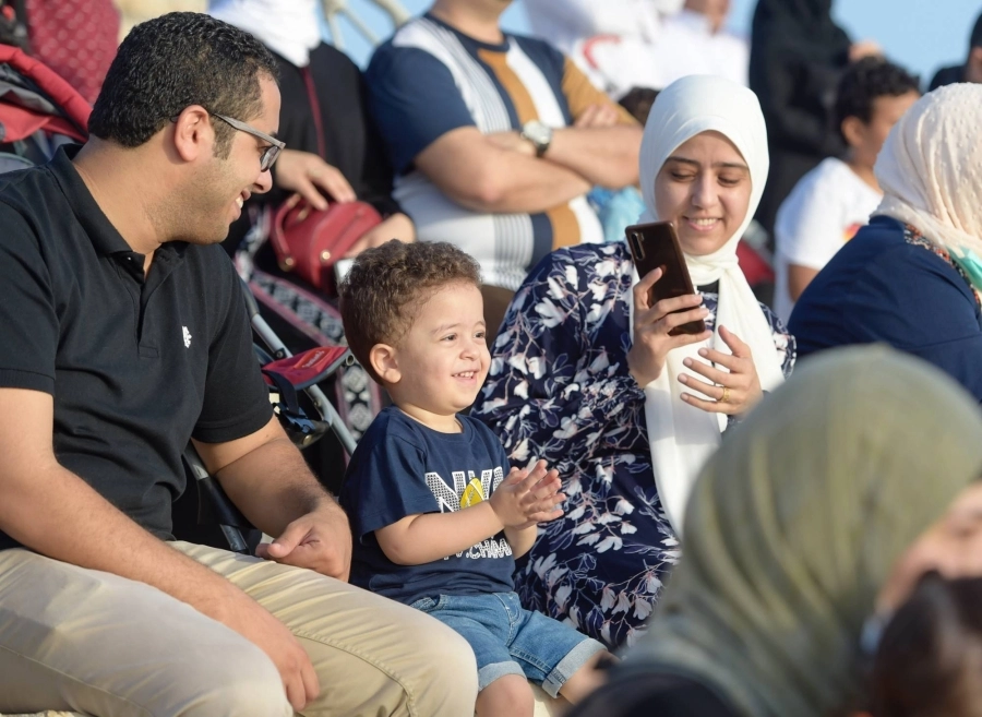 عائلات تشارك في الفعاليات المنوعة بأحد الأماكن السياحية بجدة. (مكة)
