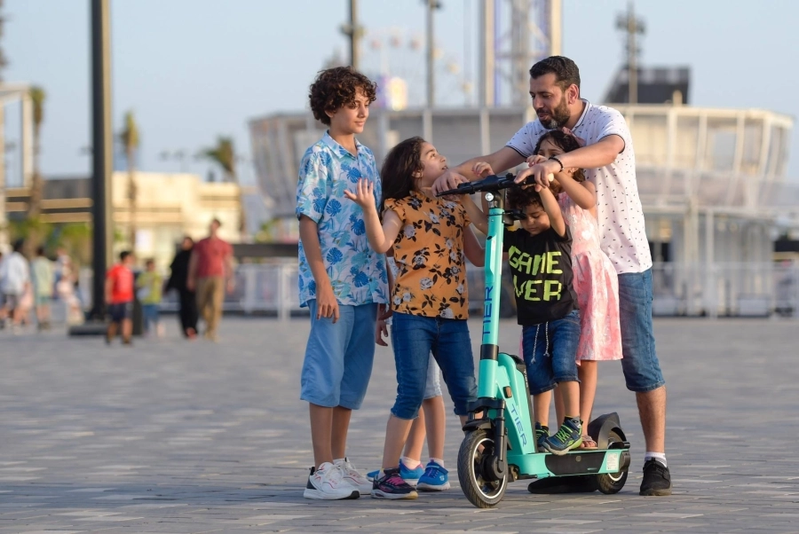 عائلات تشارك في الفعاليات المنوعة بأحد الأماكن السياحية بجدة. (مكة)
