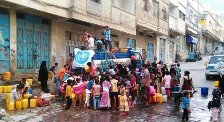 






يمنيون يتجمعون من أجل الحصول على المياه                                     (مكة)