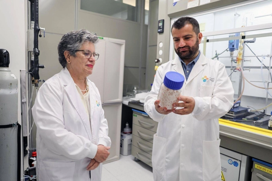 






ستيفان تشيسكا وسوزانا نونز يفحصان حاوية من البوليمر                           (مكة)