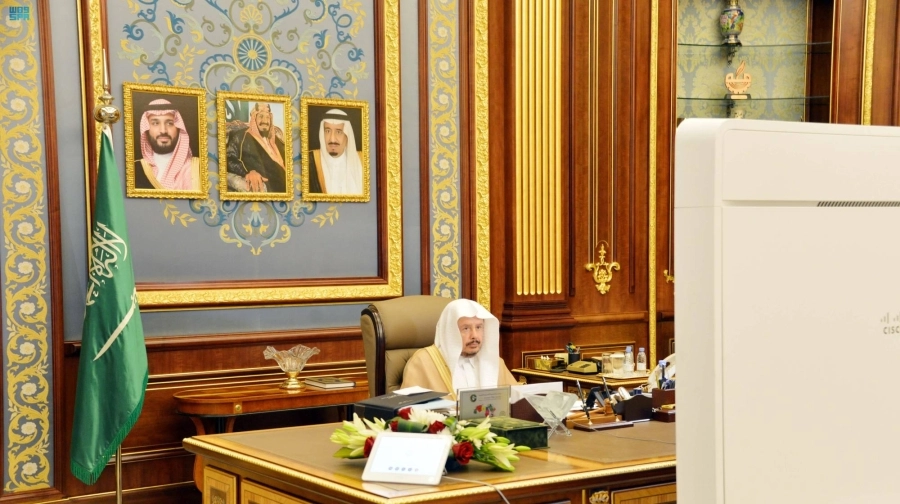 عبدالله آل الشيخ مترئسا جلسة الشورى عبر الاتصال المرئي (مكة) 