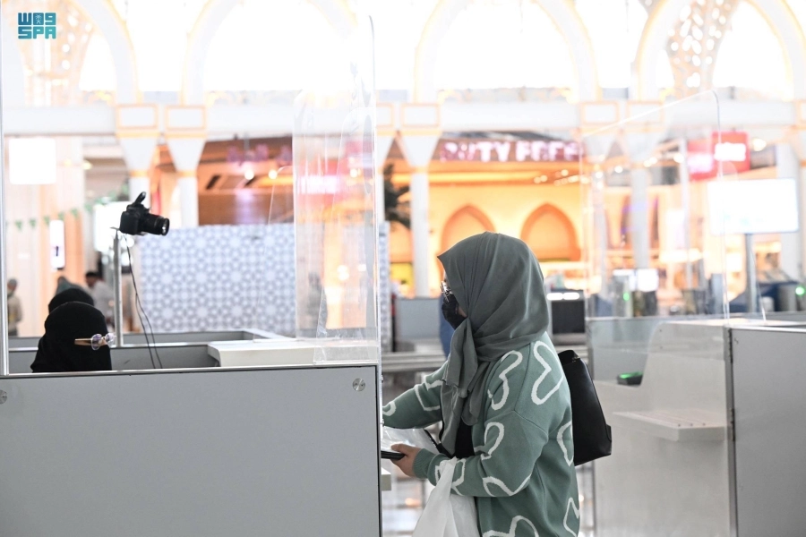 من مغادرة ضيوف الرحمن عبر مطار الأمير محمد بن عبدالعزيز الدولي بالمدينة المنورة، بعد أدائهم مناسك الحج وزيارة مسجد الرسول - صلى الله عليه وسلم - والصلاة فيه.
