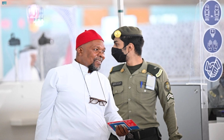 من مغادرة ضيوف الرحمن عبر مطار الأمير محمد بن عبدالعزيز الدولي بالمدينة المنورة، بعد أدائهم مناسك الحج وزيارة مسجد الرسول - صلى الله عليه وسلم - والصلاة فيه.
