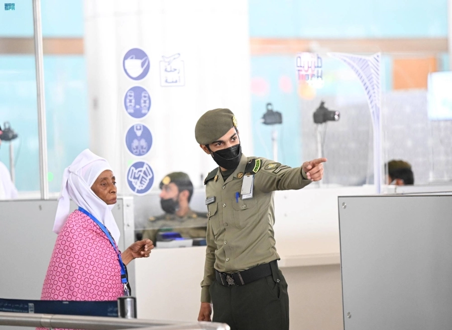 من مغادرة ضيوف الرحمن عبر مطار الأمير محمد بن عبدالعزيز الدولي بالمدينة المنورة، بعد أدائهم مناسك الحج وزيارة مسجد الرسول - صلى الله عليه وسلم - والصلاة فيه.
