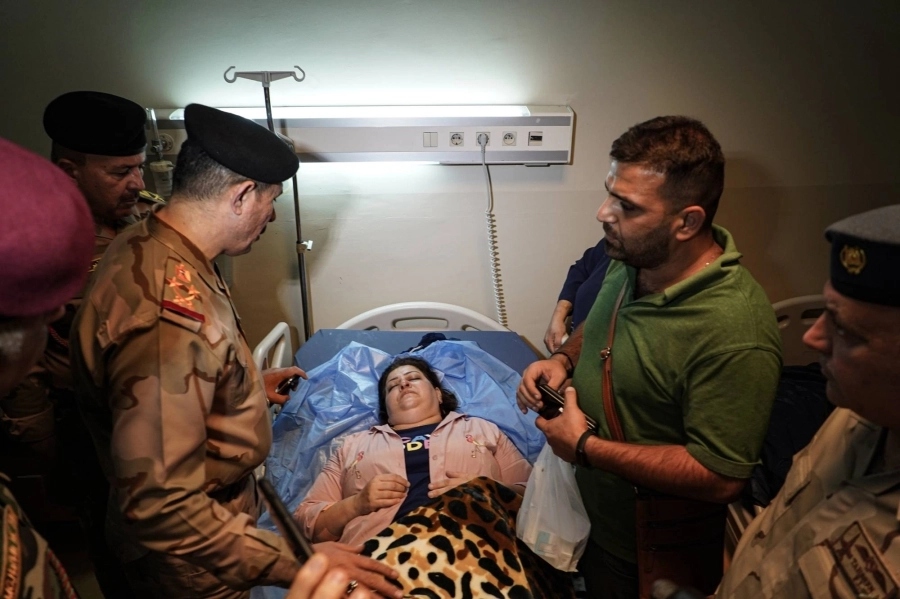 






مسؤولون عراقيون يزورون ضحايا القصف                          (د ب أ)