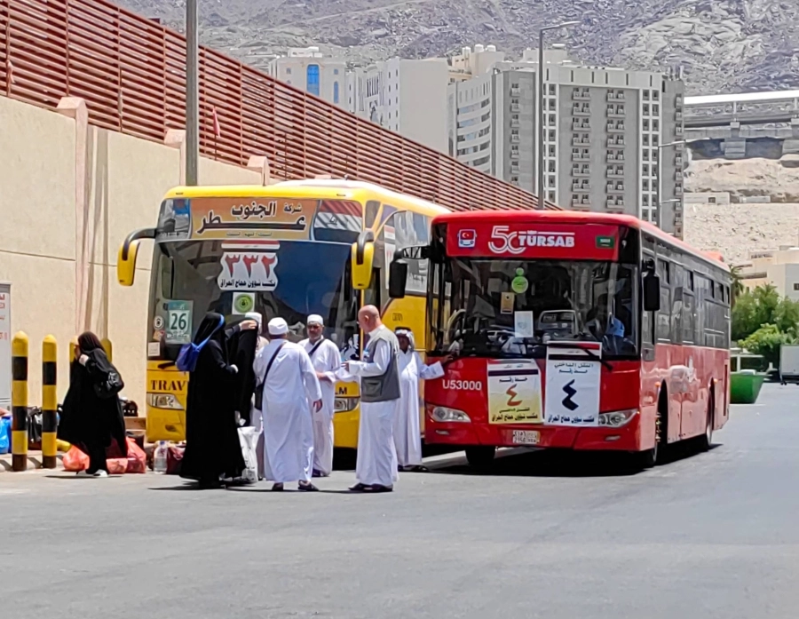 






من مغادرة الحجاج مكة المكرمة                                      (أنس الحارثي)