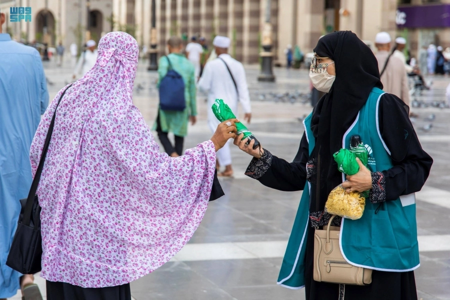 فرق الأمانة التوعية خلال توزيع المظلات (مكة)