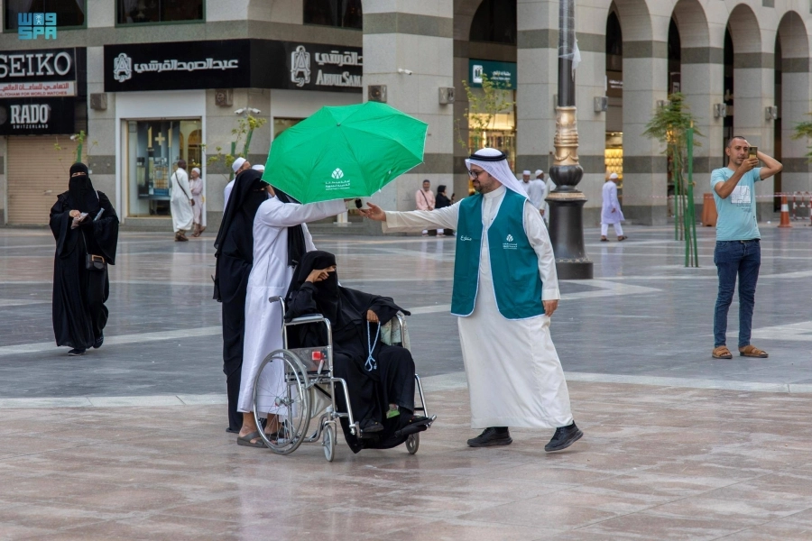 فرق الأمانة التوعية خلال توزيع المظلات (مكة)