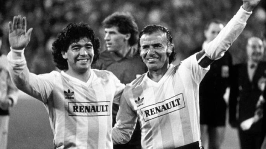 






كارلوس منعم مع مارادونا في مواجهة سابقة