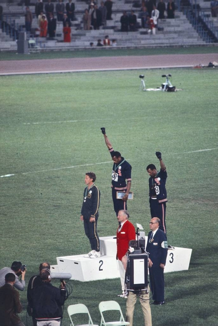 






تومي سميث وقبضة القوة السوداء التي تندد بالعنصرية