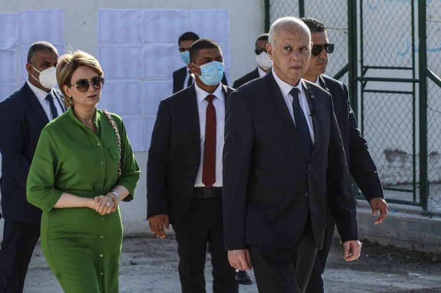 الرئيس التونسي وزوجته لدى مشاركته في الاستفتاء (د ب أ)