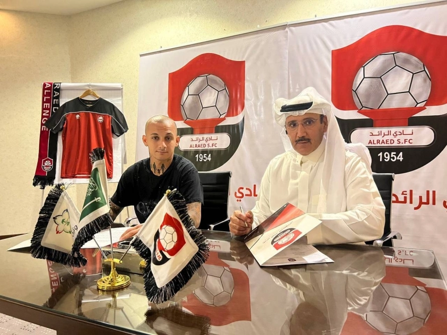 






فهد المطوع خلال توقيع العقد مع اليكساندرو ميتريتا