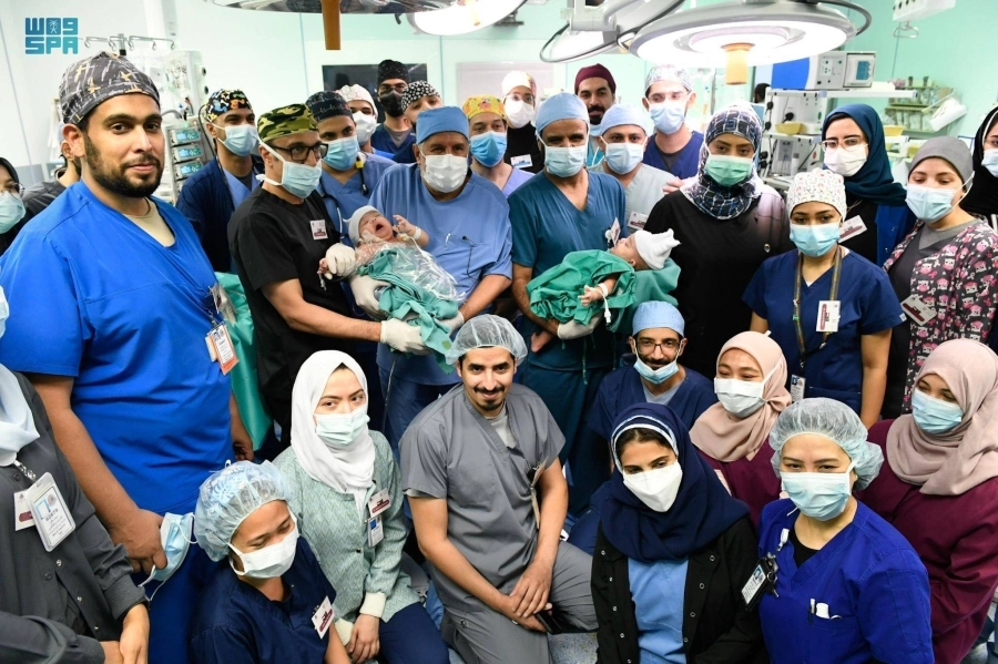 






الفريق الطبي محتفلا بنجاح العملية الجراحية                             (مكة)