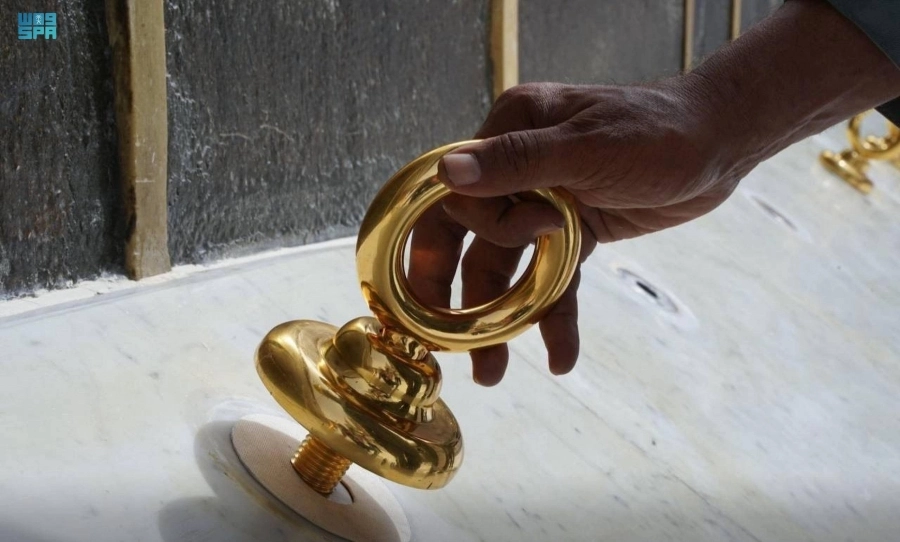 






تركيب المذهبات على جدار الكعبة                           (مكة)