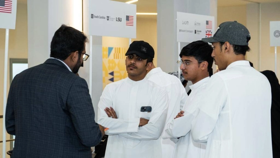 طلاب مرشحون للابتعاث يستمعون لشرح مسؤول إحدى الجامعات (مكة)