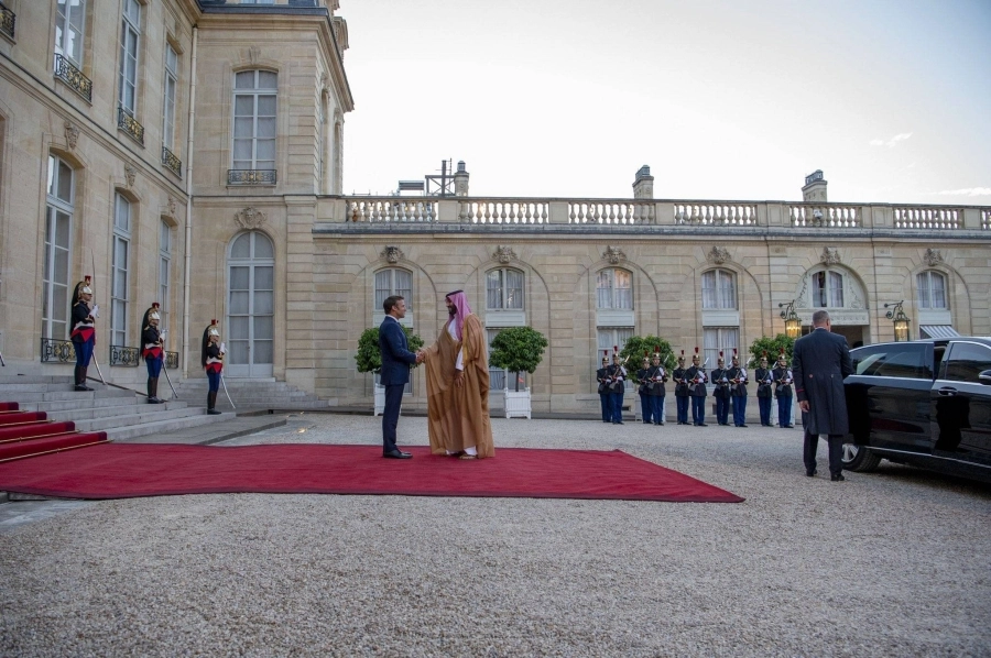 






الأمير محمد بن سلمان لدى وصوله فرنسا                                                                                       (واس)