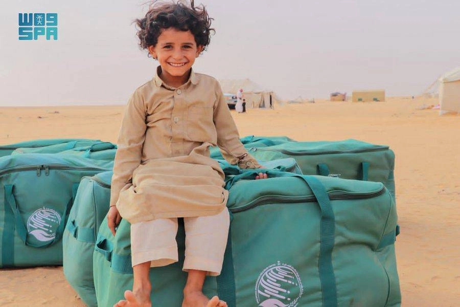 






طفل ينتظر تركيب خيمتهم