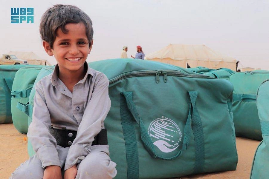






طفل مبتهج بعد تسلمه حقيبة إغاثية       (واس)